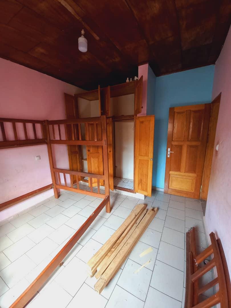 Appartement avec clim parking forage à Emana