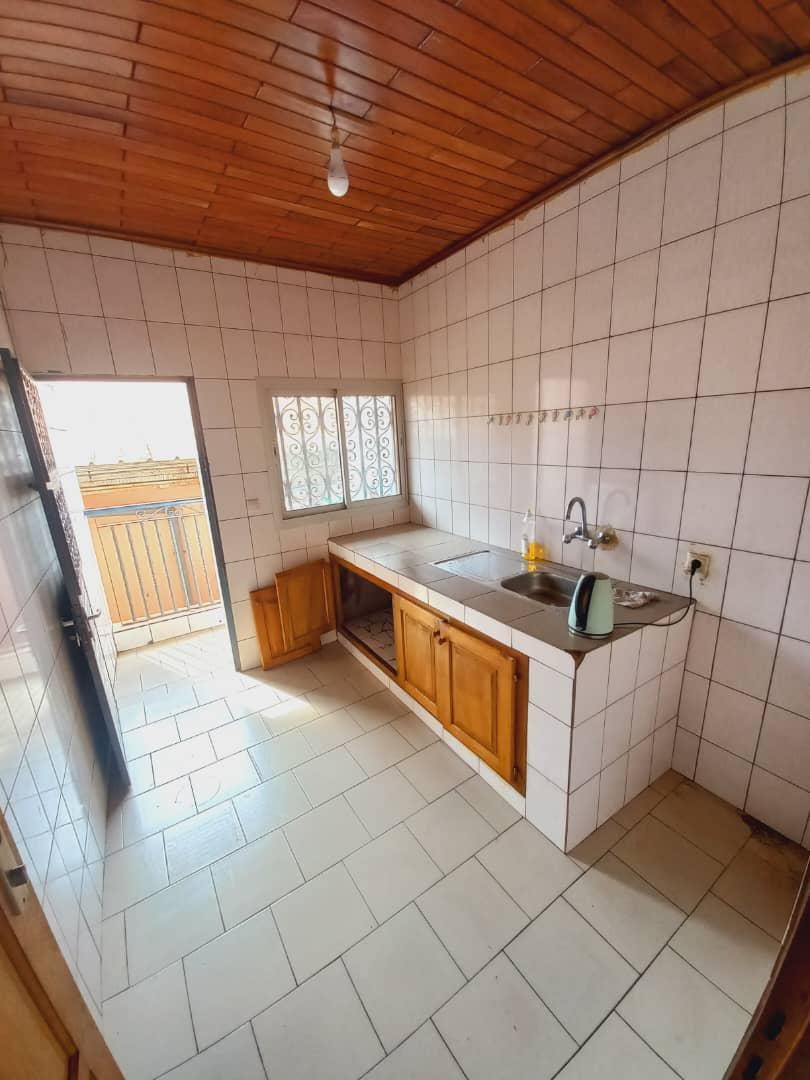 Appartement avec clim parking forage à Emana