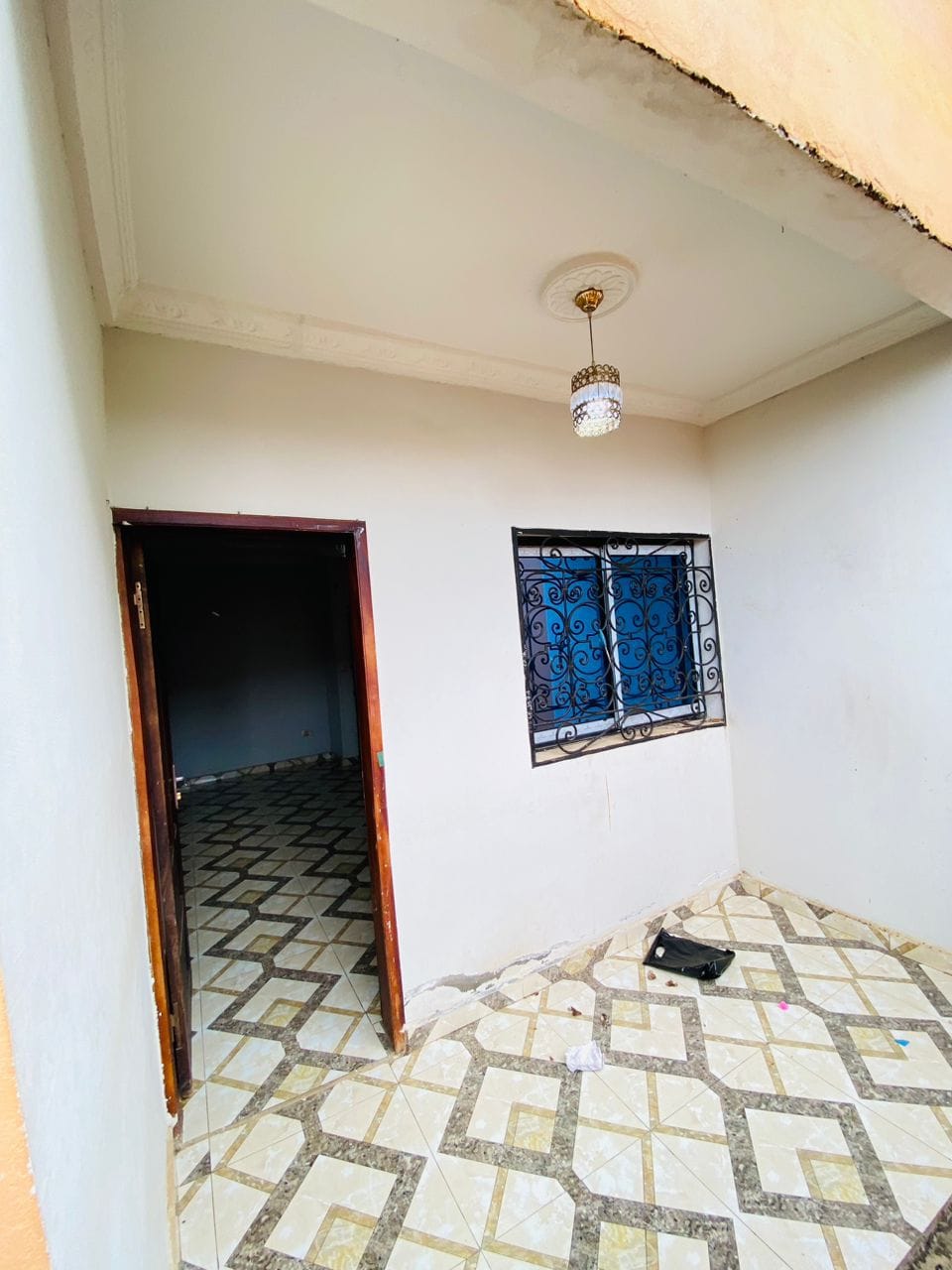 Beau studio avec parking forage à Emana borne fontaine accès goudronné