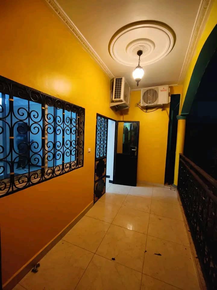 Appartement haut standing avec clim eau chaude gardien caméra parking forage à Emana