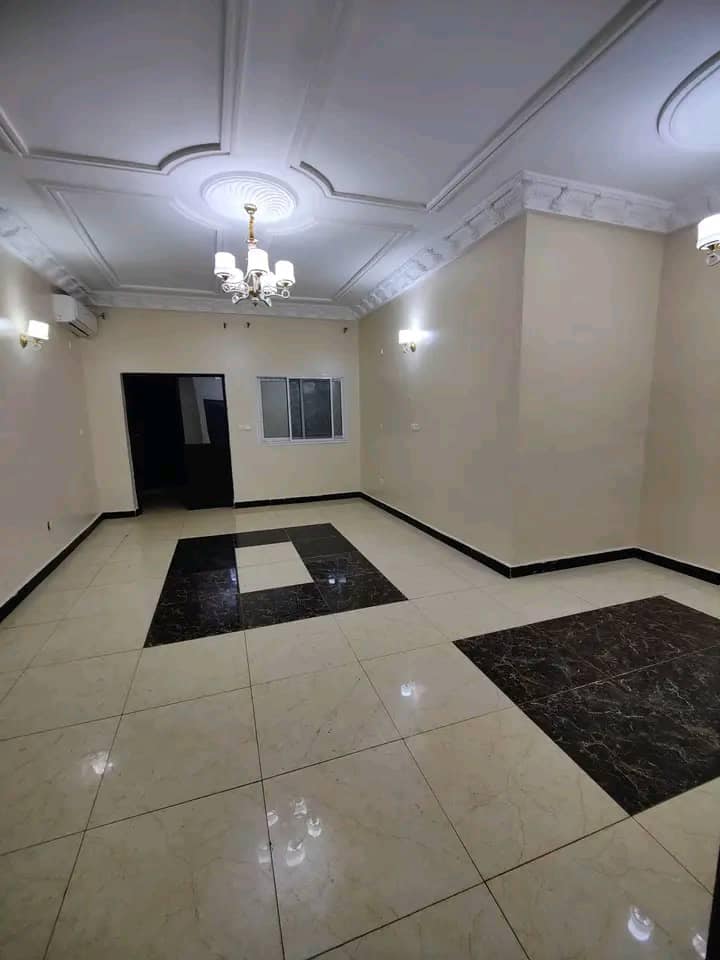 Appartement haut standing avec clim eau chaude gardien caméra parking forage à Emana