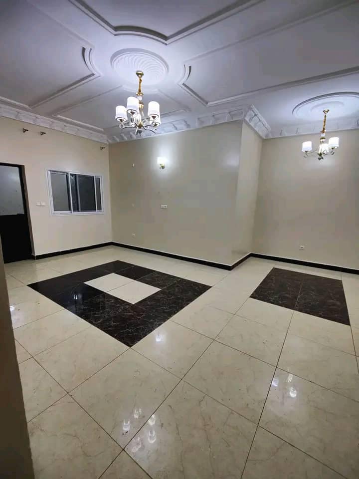 Appartement haut standing avec clim eau chaude gardien caméra parking forage à Emana