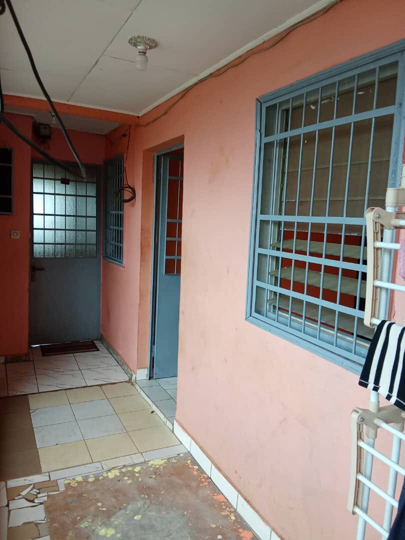 Studio propre à l'immeuble avec forage à Nsimeyong