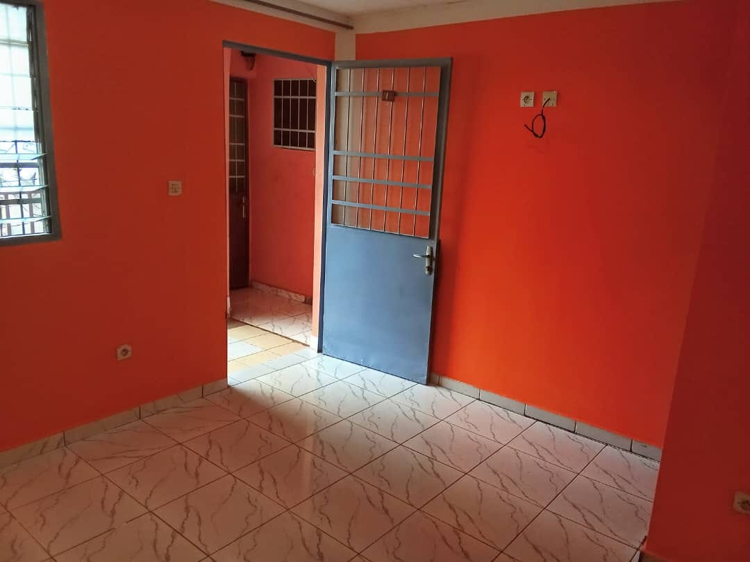 Studio propre à l'immeuble avec forage à Nsimeyong