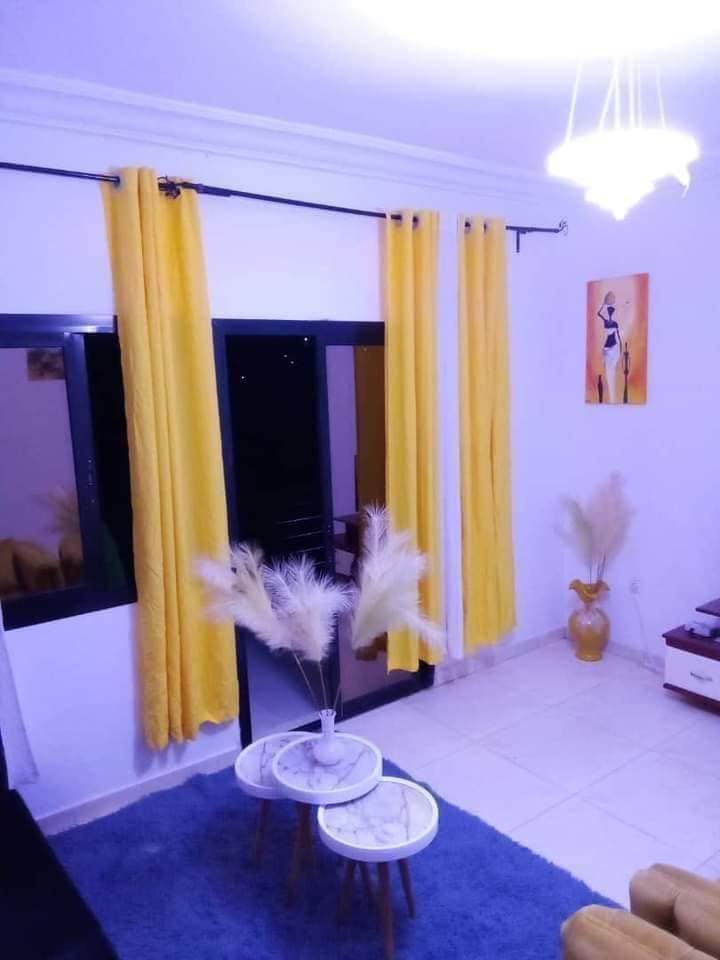 S𝘁𝘂𝗱𝗶𝗼 𝗺𝗲𝘂𝗯𝗹é 𝗛𝗮𝘂𝘁 𝐬𝐭𝐚𝐧𝐝𝐢𝐧𝐠 à Bata Nlongkak bordure de route principale.