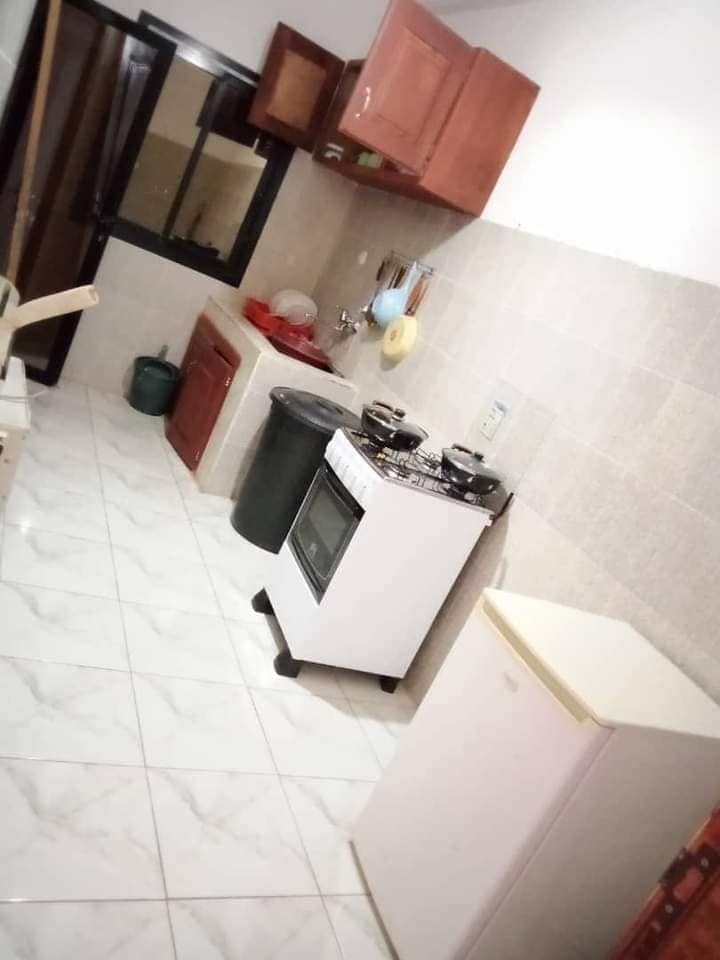 S𝘁𝘂𝗱𝗶𝗼 𝗺𝗲𝘂𝗯𝗹é 𝗛𝗮𝘂𝘁 𝐬𝐭𝐚𝐧𝐝𝐢𝐧𝐠 à Bata Nlongkak bordure de route principale.