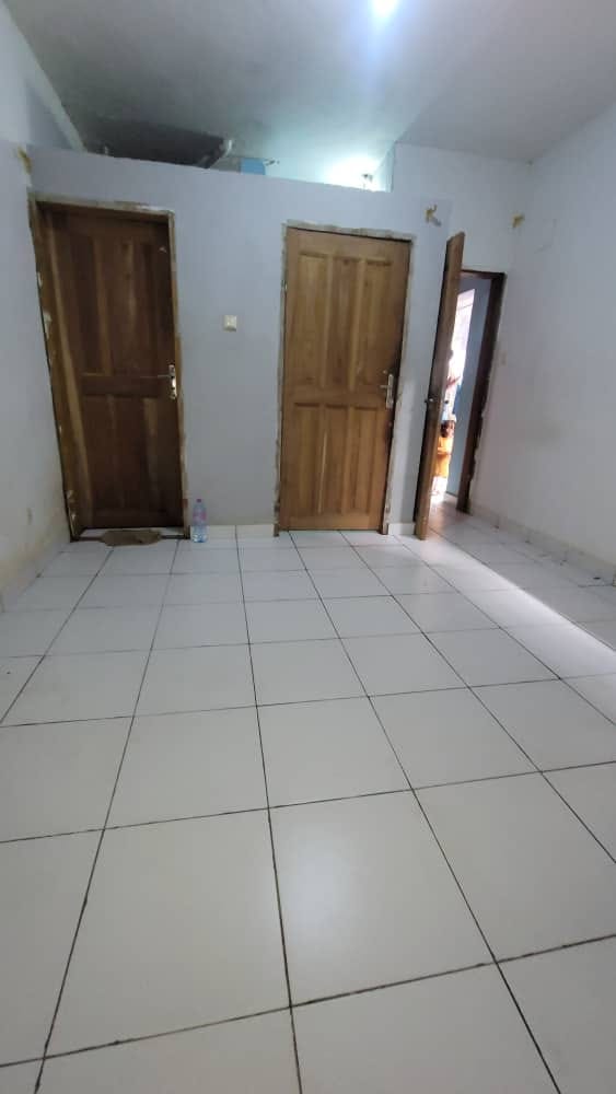 chambre en bordure de route à Biyemassi