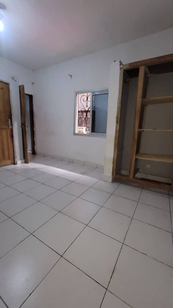 chambre en bordure de route à Biyemassi