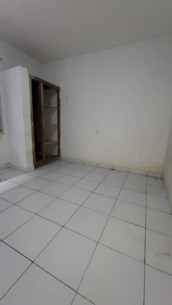 chambre en bordure de route à Biyemassi