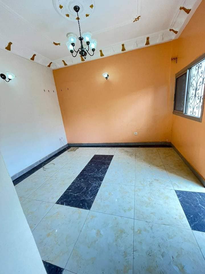 Studio neuf avec parking forage à Emana Moto 150f