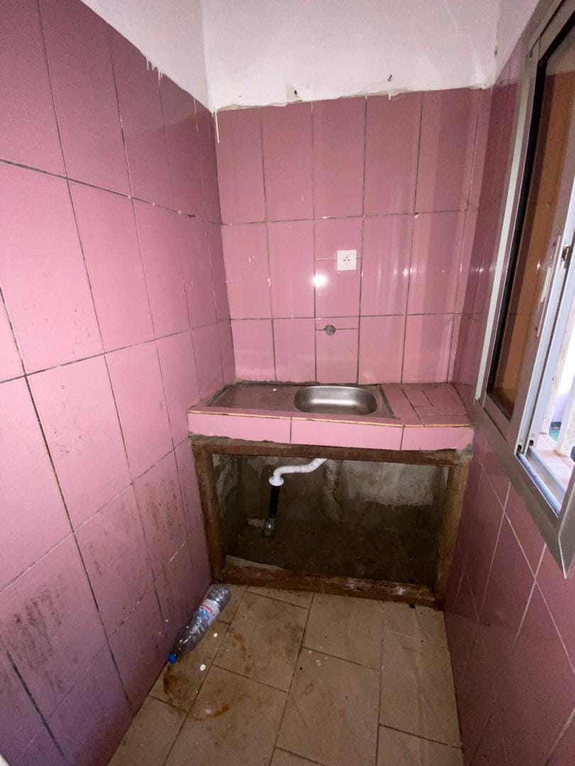 Chambre avec cuisine et placards à Ahala Diderot