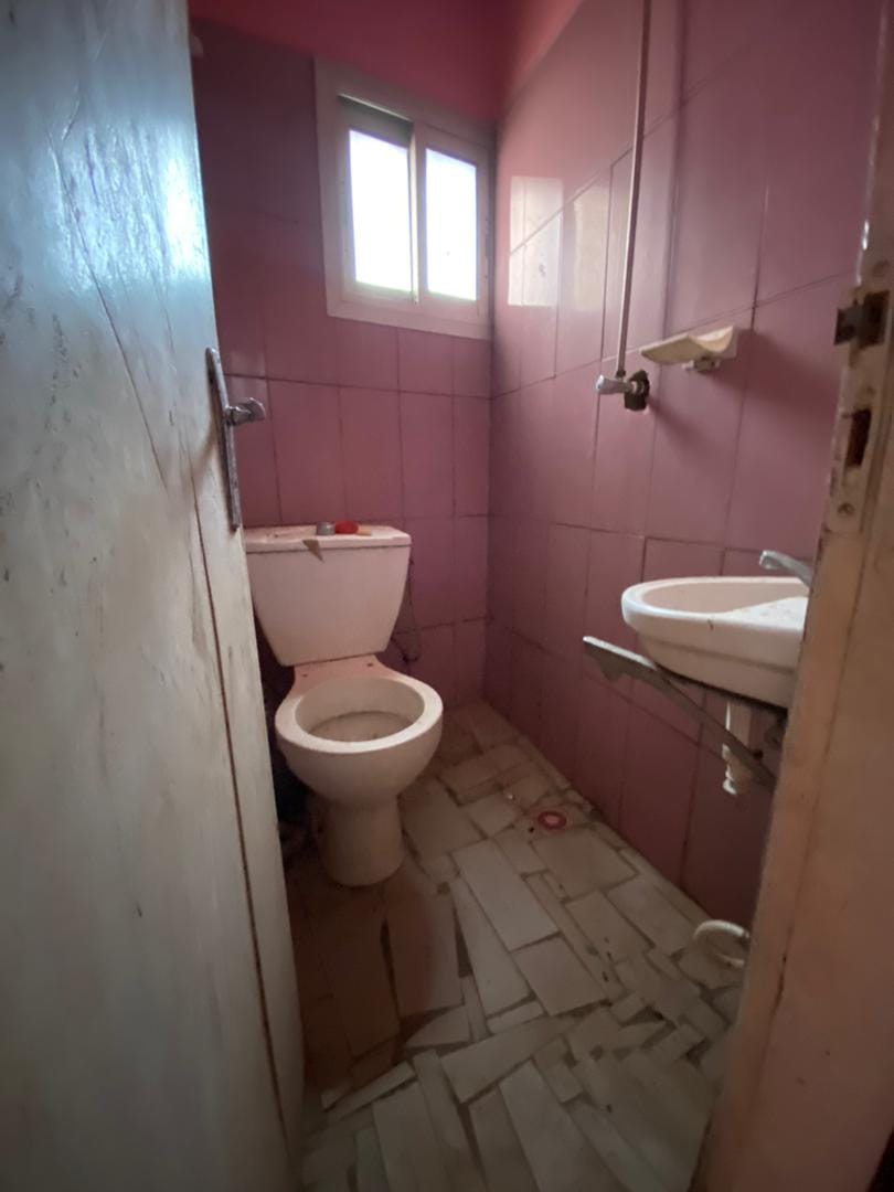 Chambre avec cuisine et placards à Ahala Diderot