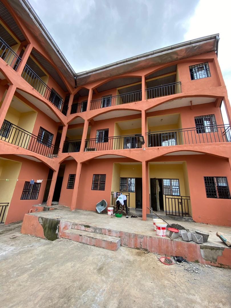 Studio neuf avec gardien parking forage à Ngoa Ekele Accès à pieds