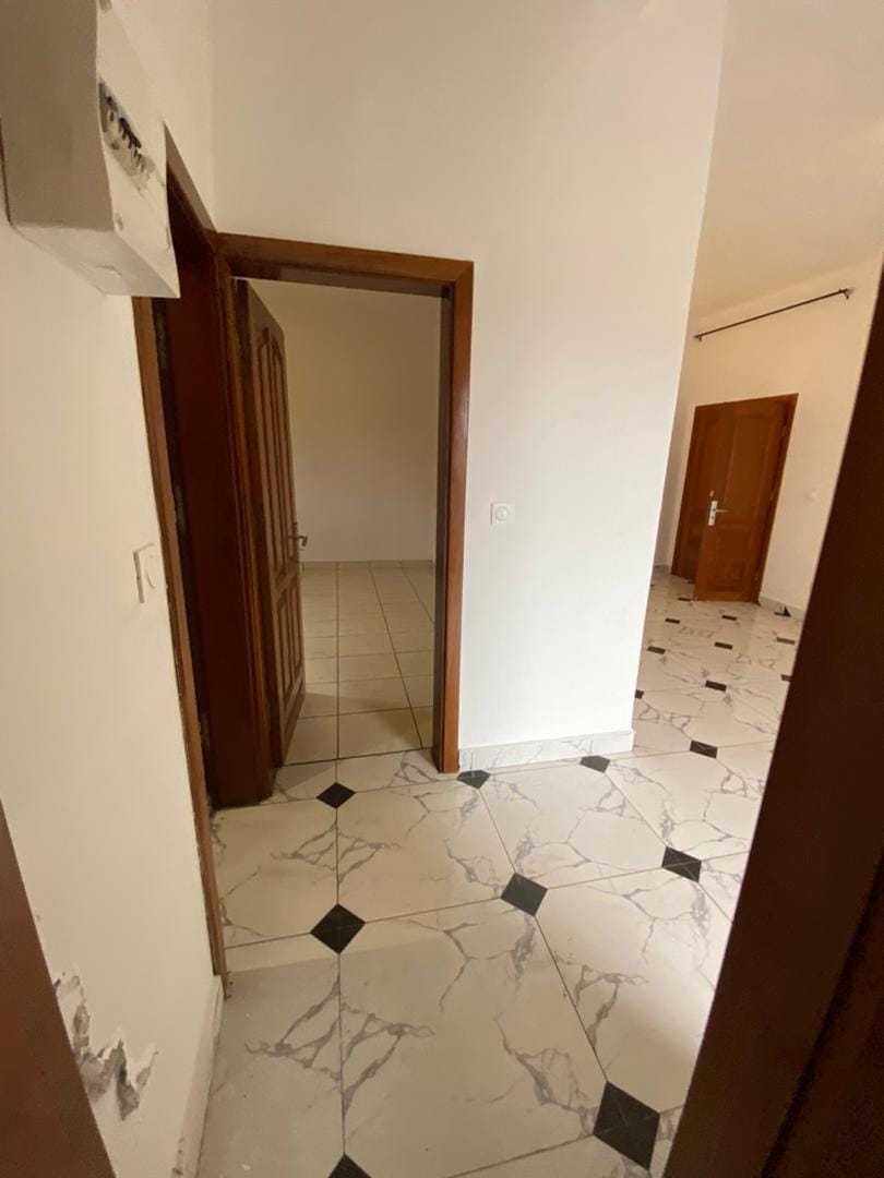 Beau Studio avec gardien parking forage à Ahala Diderot