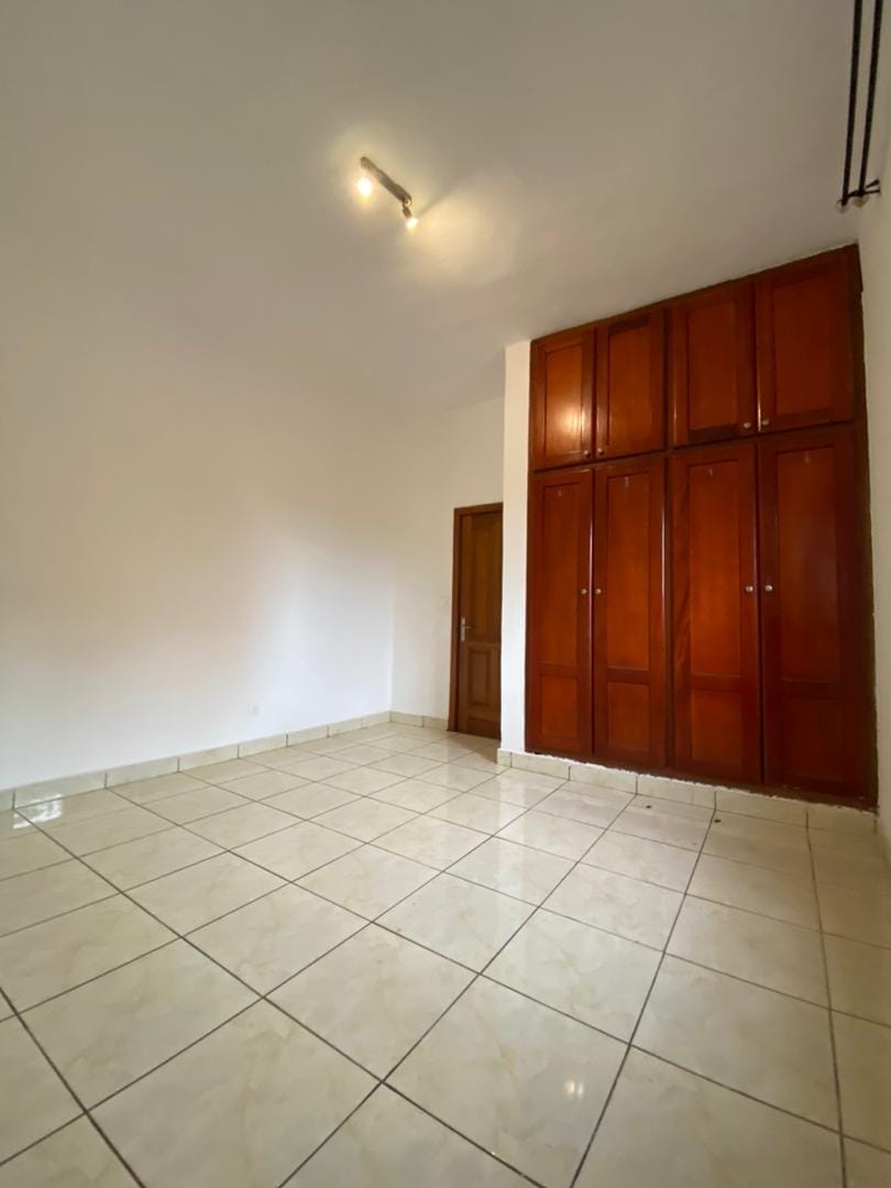 Beau Studio avec gardien parking forage à Ahala Diderot