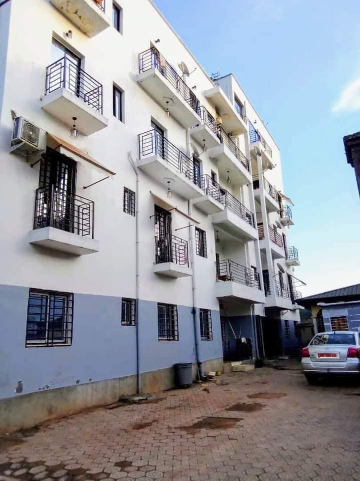 Studio meublé haut standing à Bata Nlongkak bordure de route principale