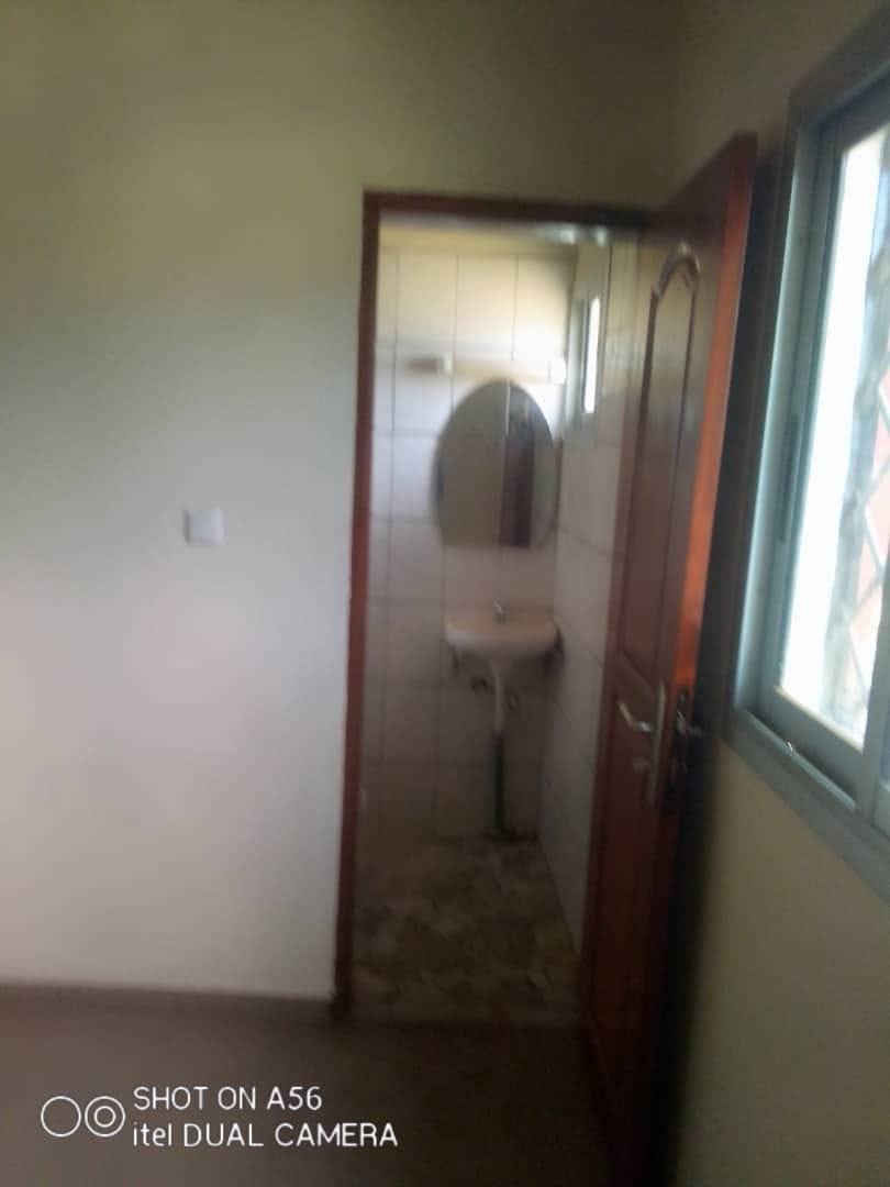 Appartement neuf avec parking à Kondengui. 2 chambres 2 douches...