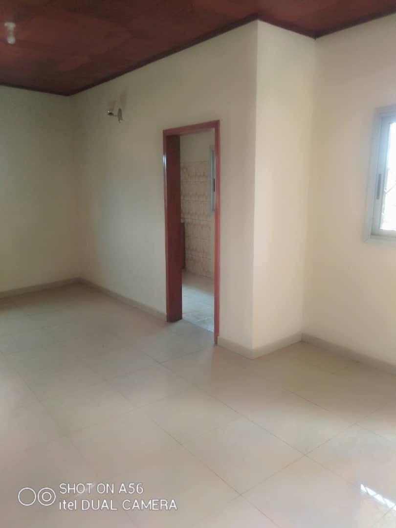 Appartement neuf avec parking à Kondengui. 2 chambres 2 douches