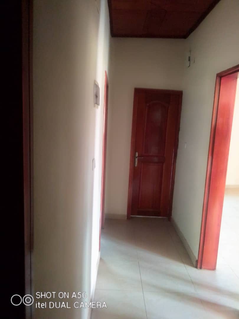 Appartement neuf avec parking à Kondengui. 2 chambres 2 douches