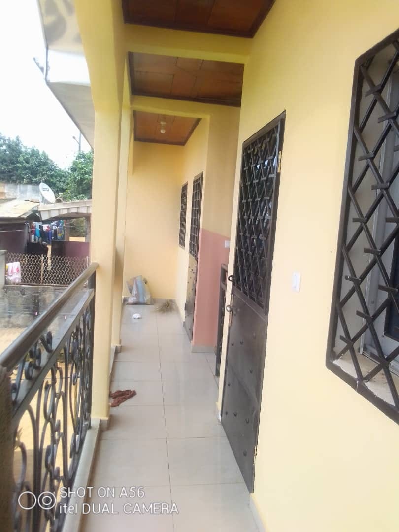 Appartement neuf avec parking à Kondengui