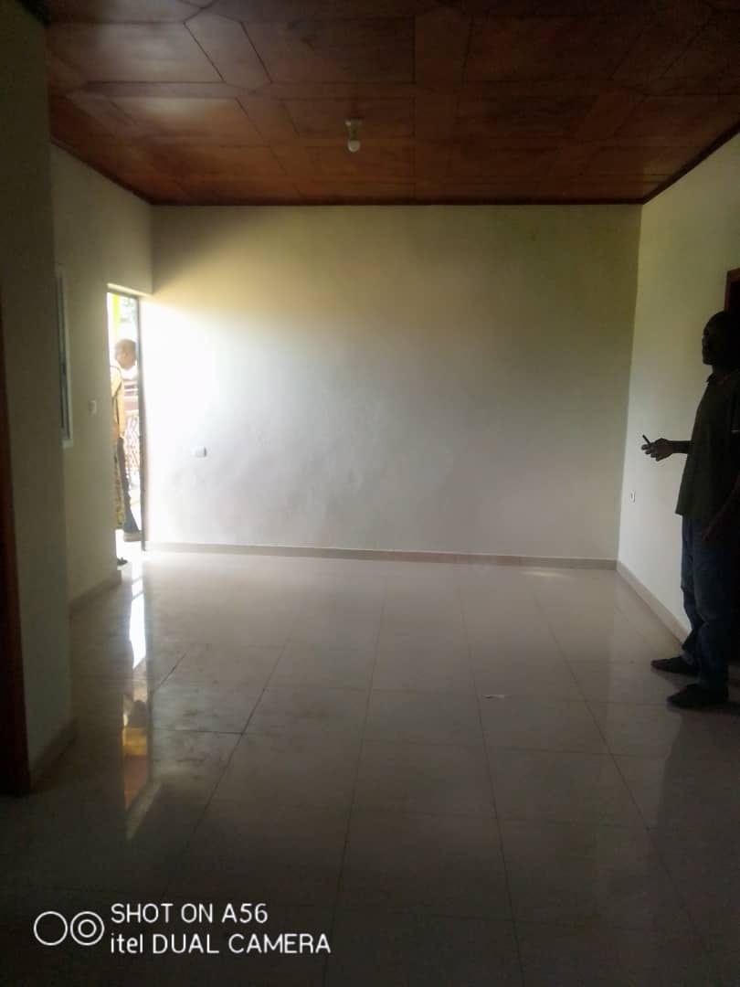 Appartement neuf avec parking à Kondengui