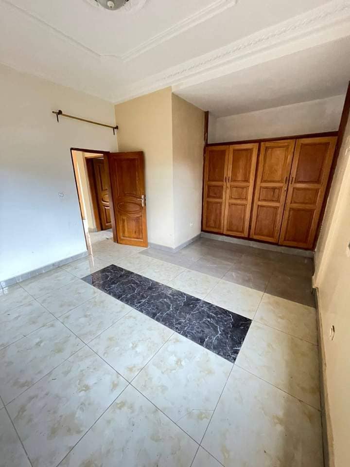 Studio neuf avec parking forage à Emana.