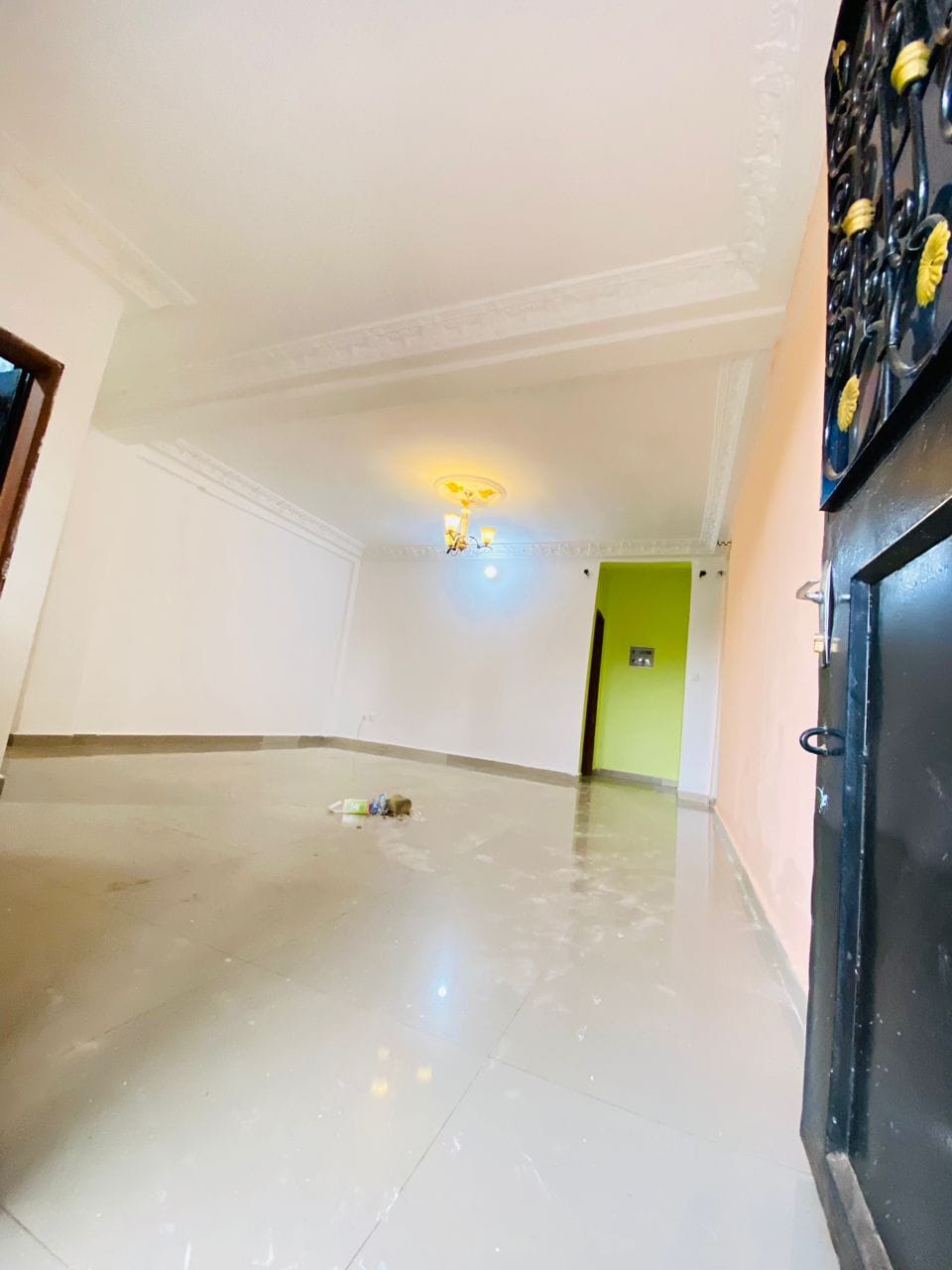 Studio classe avec parking à Emana borne fontaine moto 100f accès goudronné