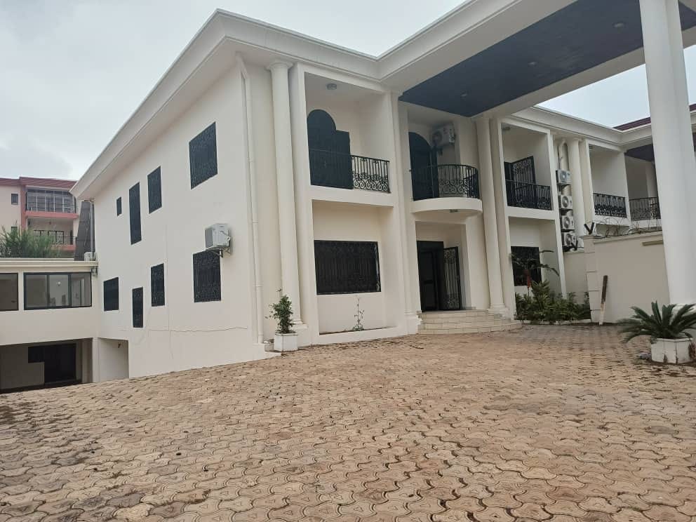 Vaste Duplex avec piscine salle de sport clim eau chaude, parking baignoire à Bastos