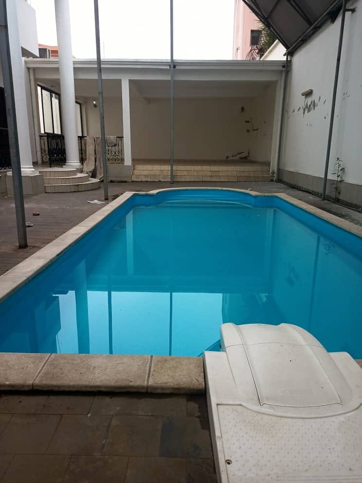 Vaste Duplex avec piscine salle de sport clim eau chaude, parking baignoire à Bastos