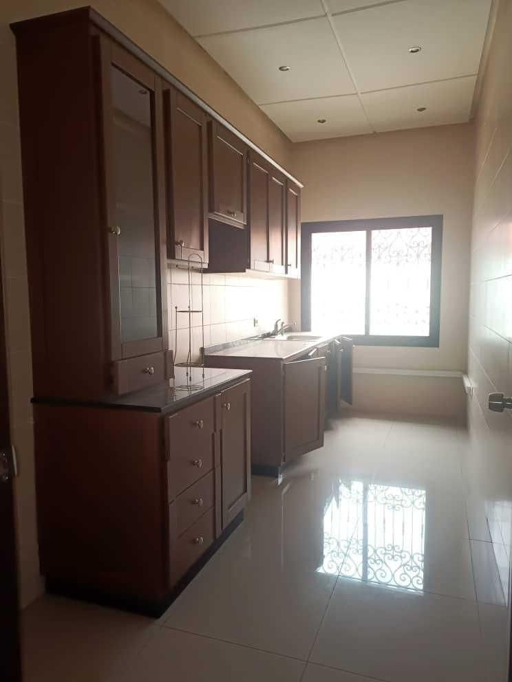 Vaste Duplex avec piscine salle de sport clim eau chaude, parking baignoire à Bastos