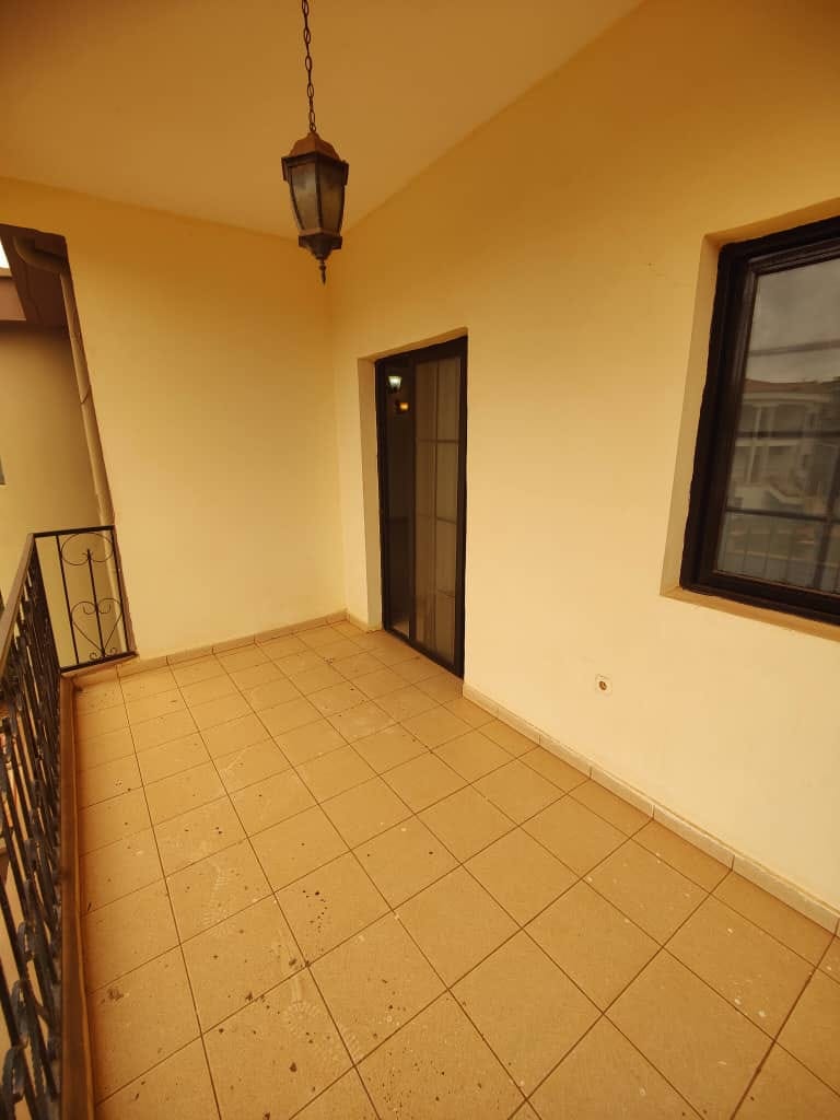 Appartement haut standing avec eau chaude, gardien, baignoire parking à Emana.