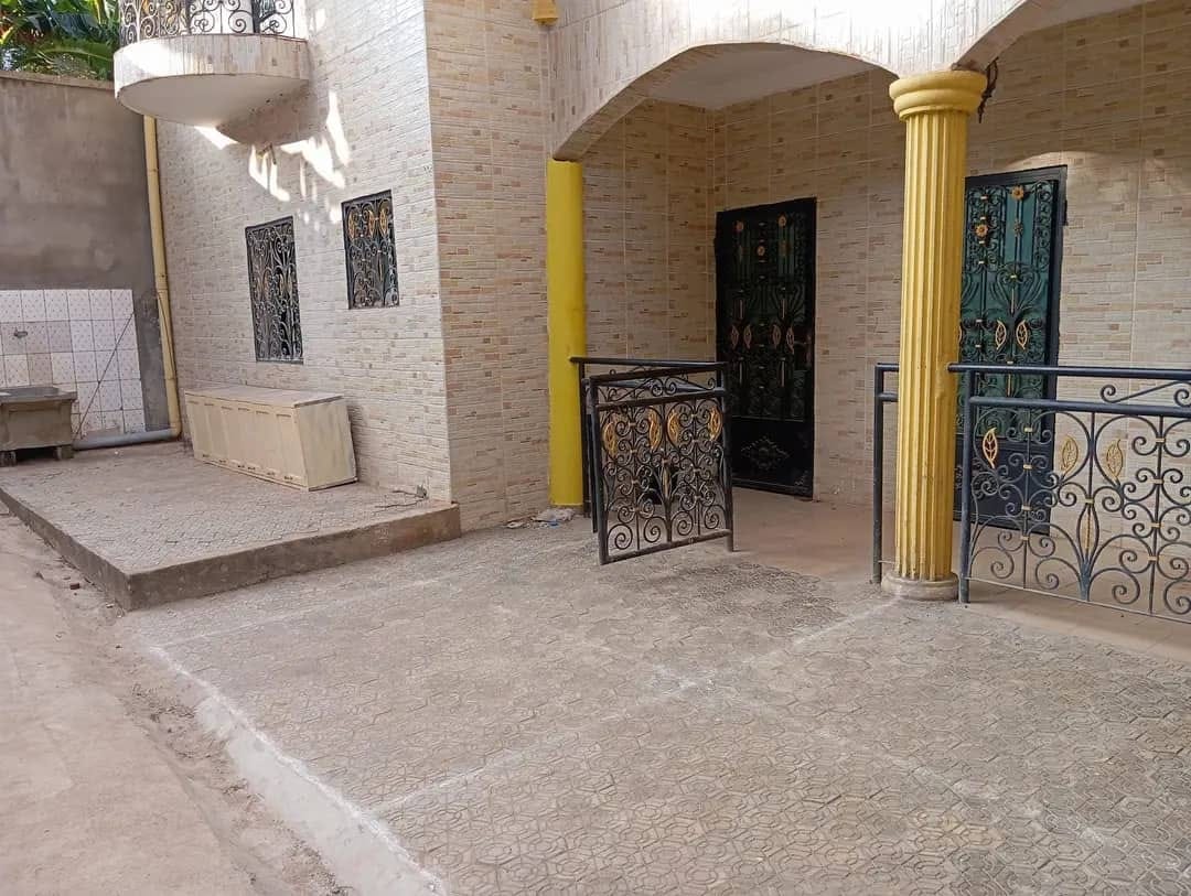 Appartement propre avec eau chaude parking à Santa Barbara moto 150F