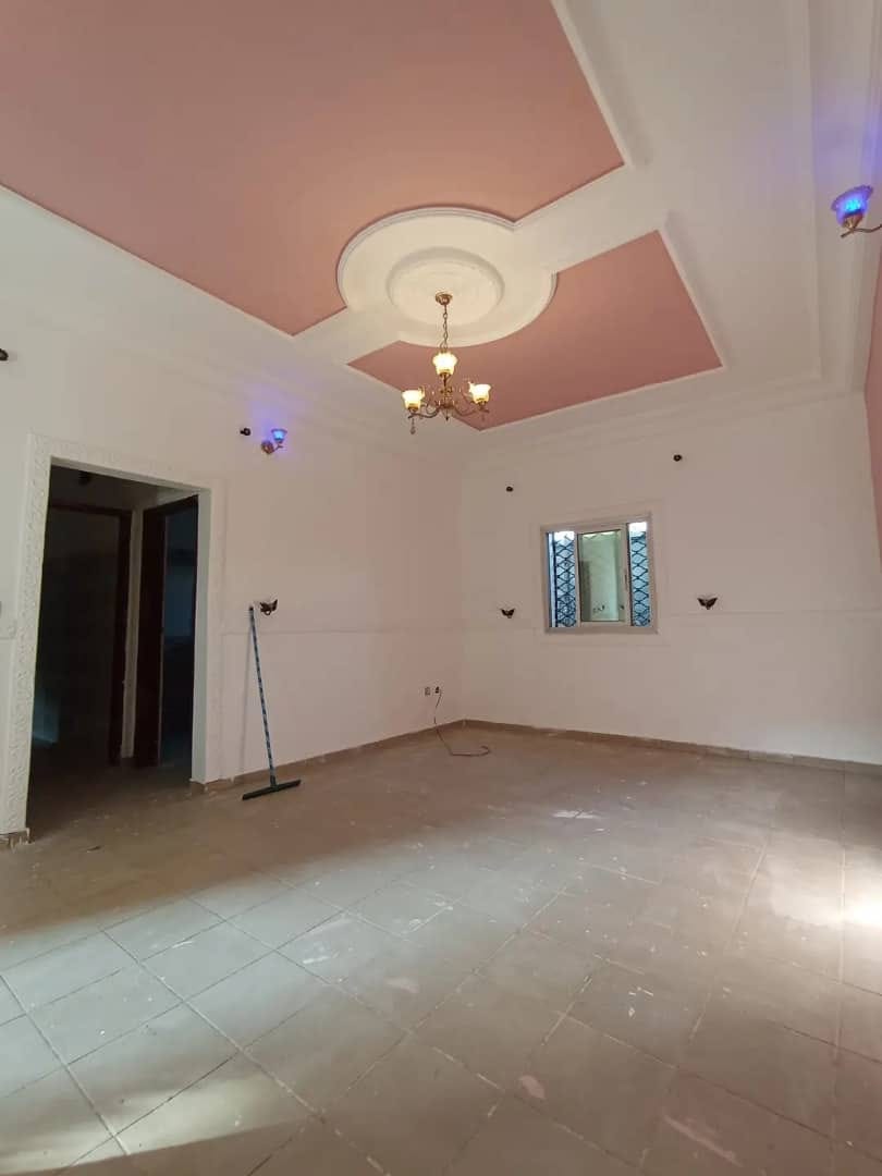 Appartement propre avec eau chaude parking à Santa Barbara moto 150F