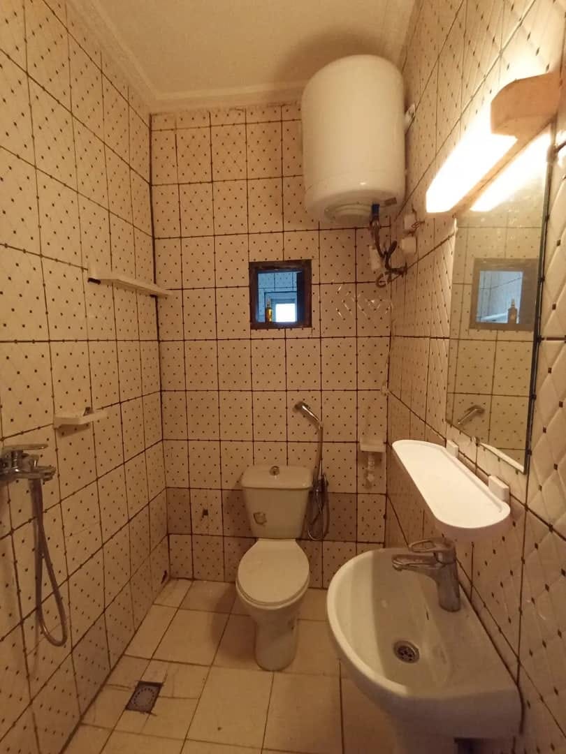 Appartement propre avec eau chaude parking à Santa Barbara moto 150F