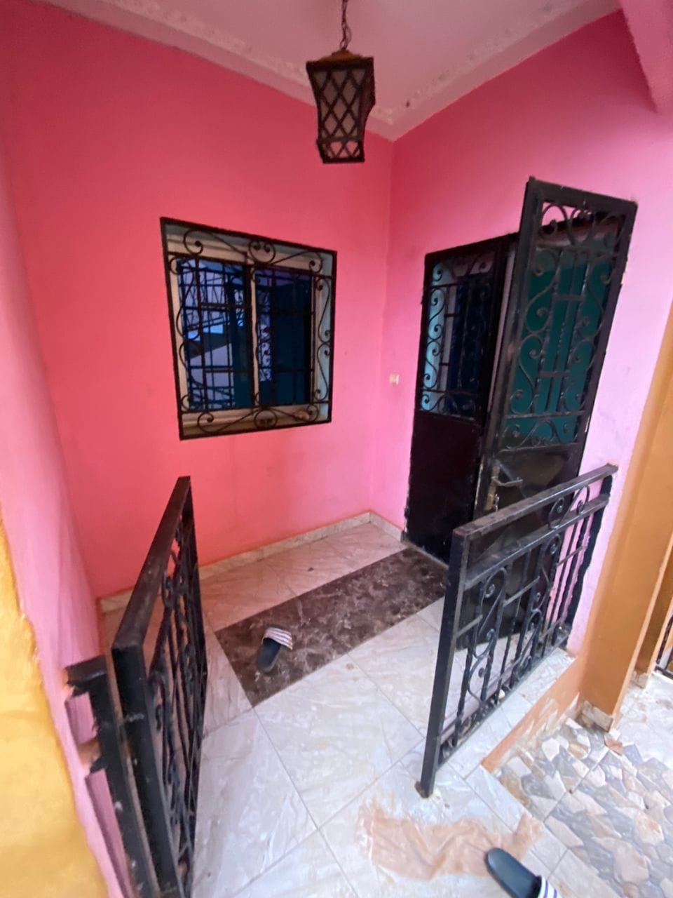 Vaste studio avec forage parking à Nkoabang