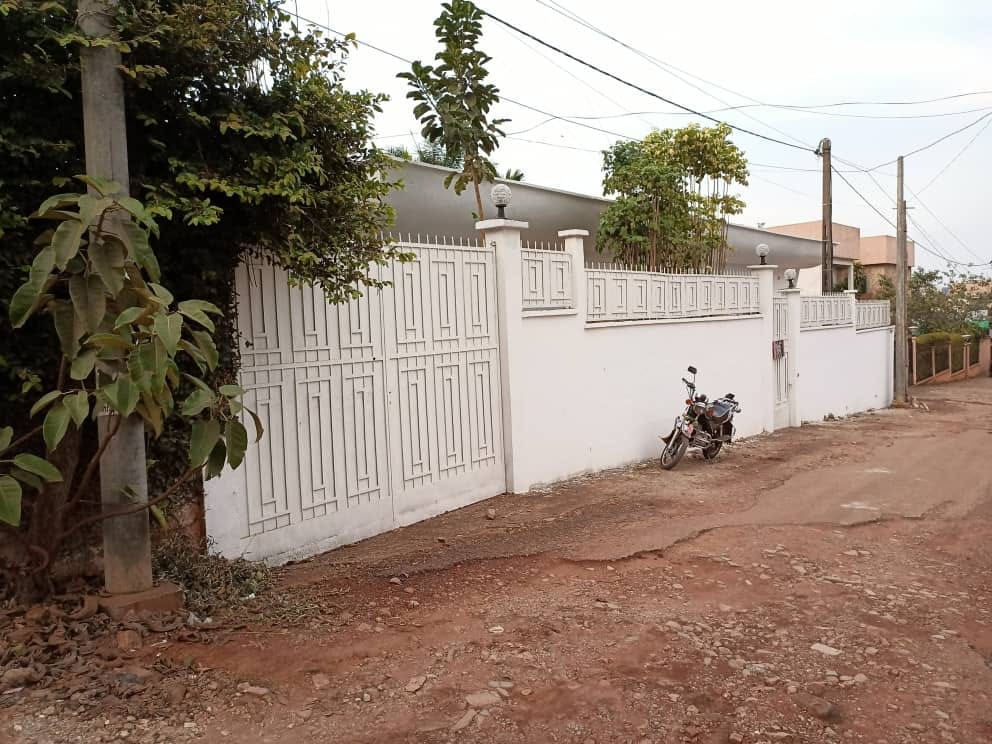 Villa titrée avec piscine, espace vert, forage parking à vendre à Bastos.
