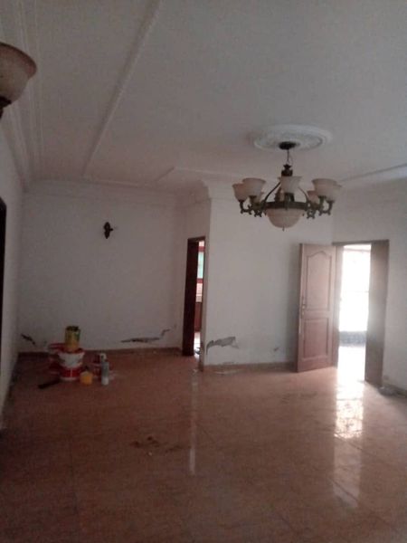 Appartement avec eau chaude parking à Emana pont