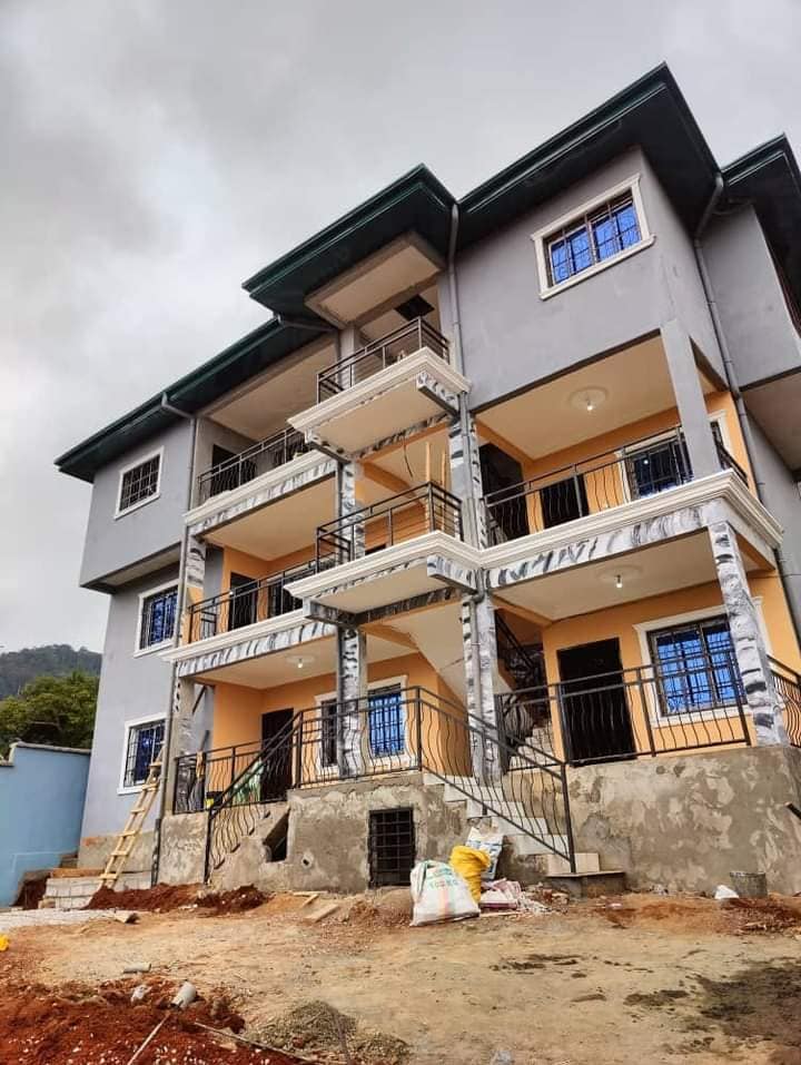 Appartement et studio neufs avec parking forage prépayé à Emana Moto 150f