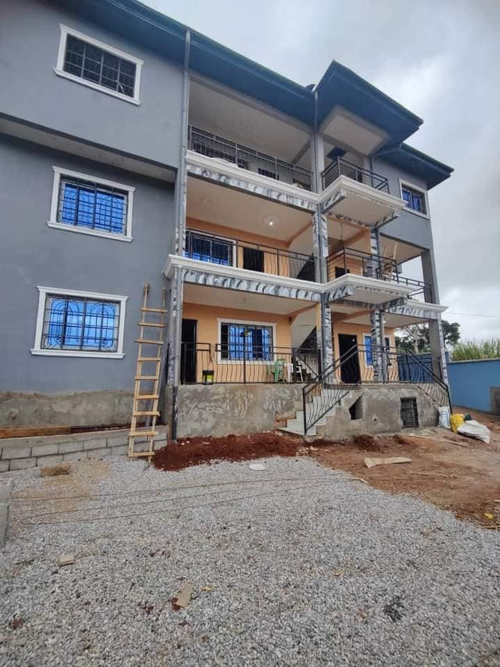 Appartement et studio neufs avec parking forage prépayé à Emana Moto 150f