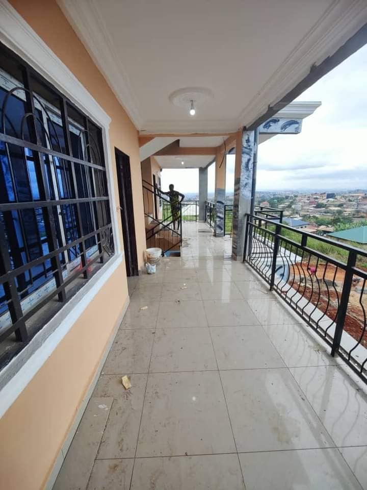 Appartement et studio neufs avec parking forage prépayé à Emana Moto 150f