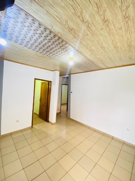 Appartement individuel avec plaque solaire automatique, forage à Messassi.