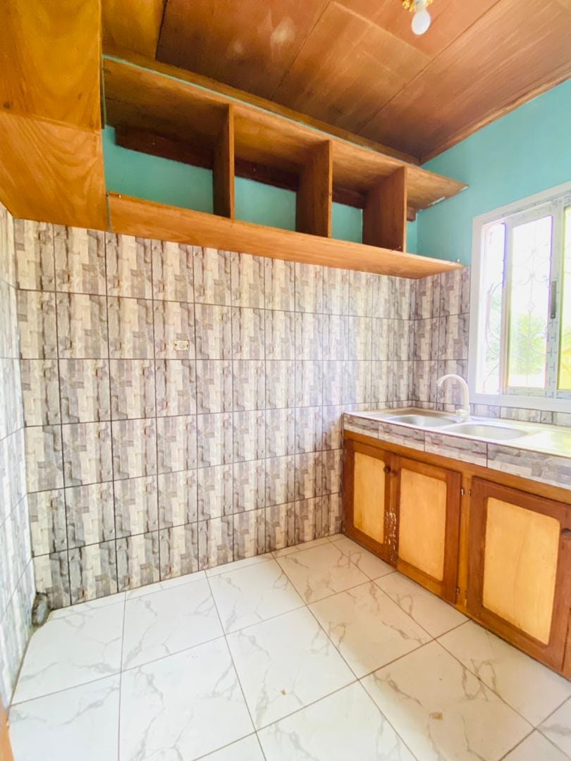 Appartement individuel avec plaque solaire automatique, forage à Messassi.