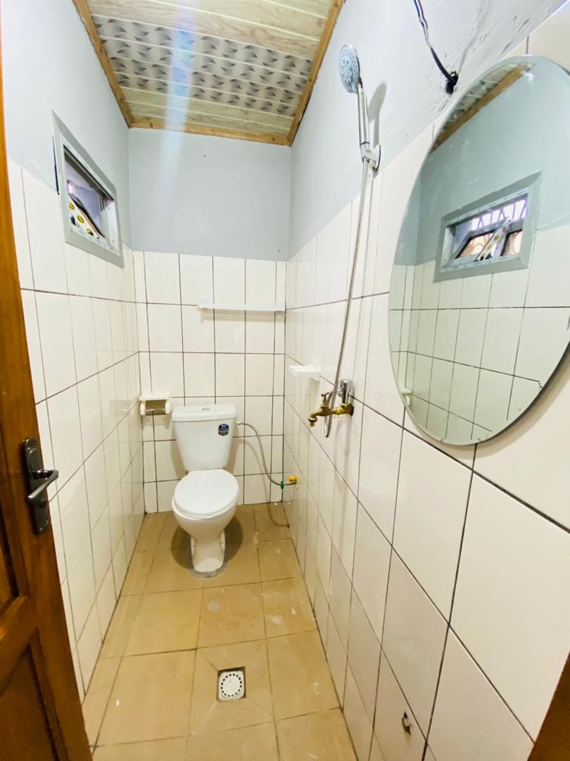 Appartement individuel avec plaque solaire automatique, forage à Messassi.