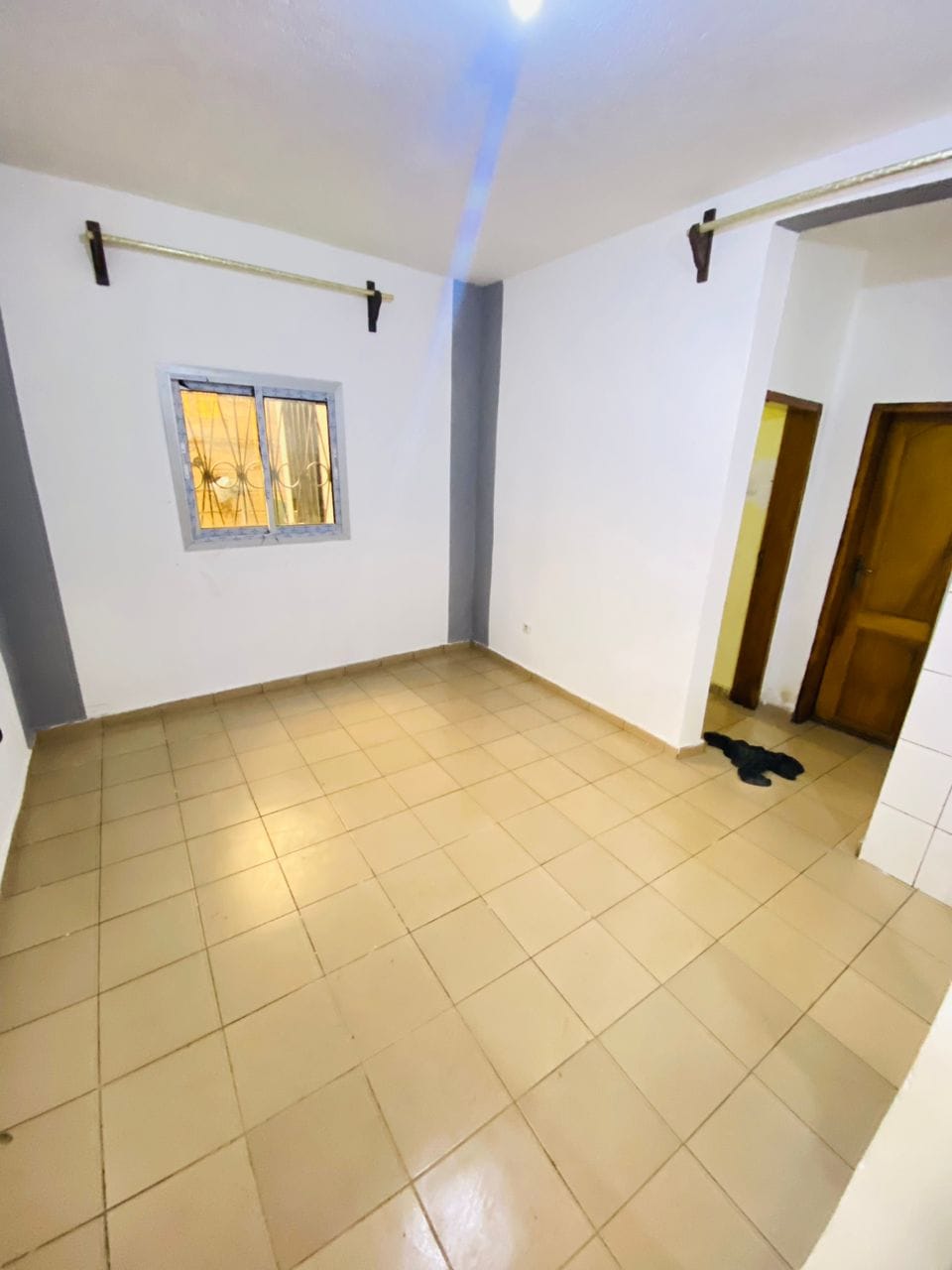 Sudio individuel avec plaque solaire automatique, forage à Messassi. 50 000×7 . Moto 100f Frais