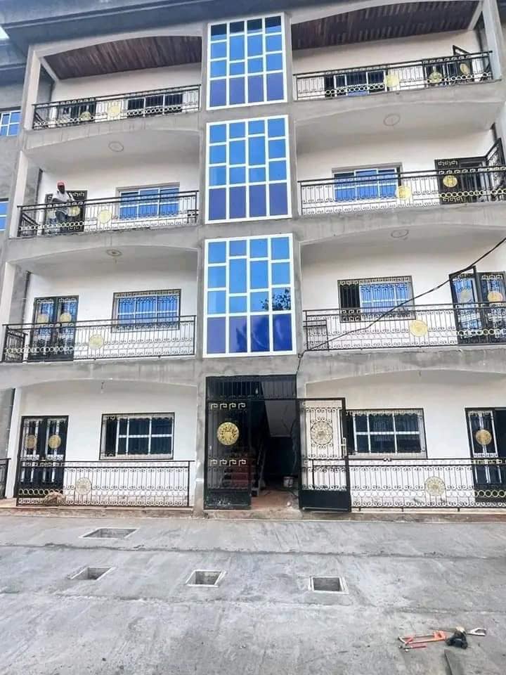 Appartement neuf avec caméra clim gardien parking forage à Ngousso Moto 150F