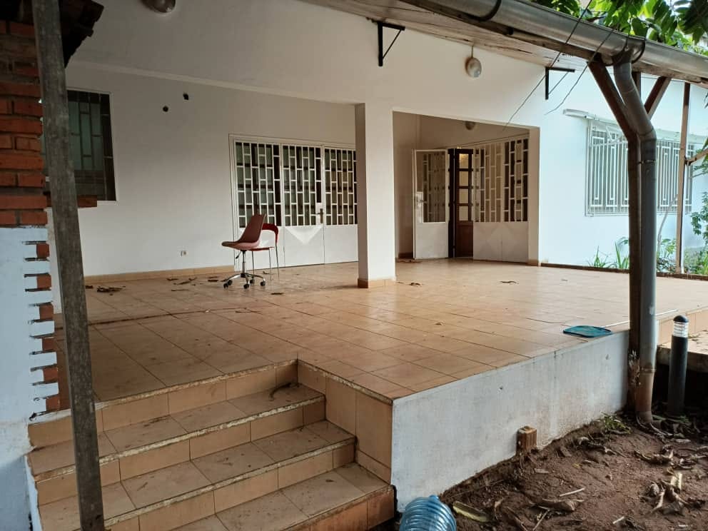 Villa titrée avec piscine espace vert forage parking à vendre à Bastos