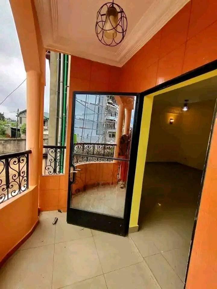 Appartement propre avec parking forage à Meyo Accès goudronné