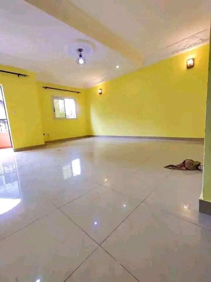 Appartement propre avec parking forage à Meyo Accès goudronné