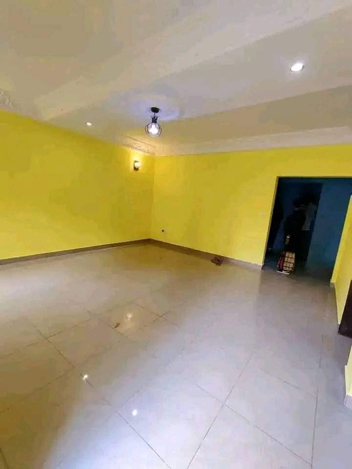 Appartement propre avec parking forage à Meyo Accès goudronné