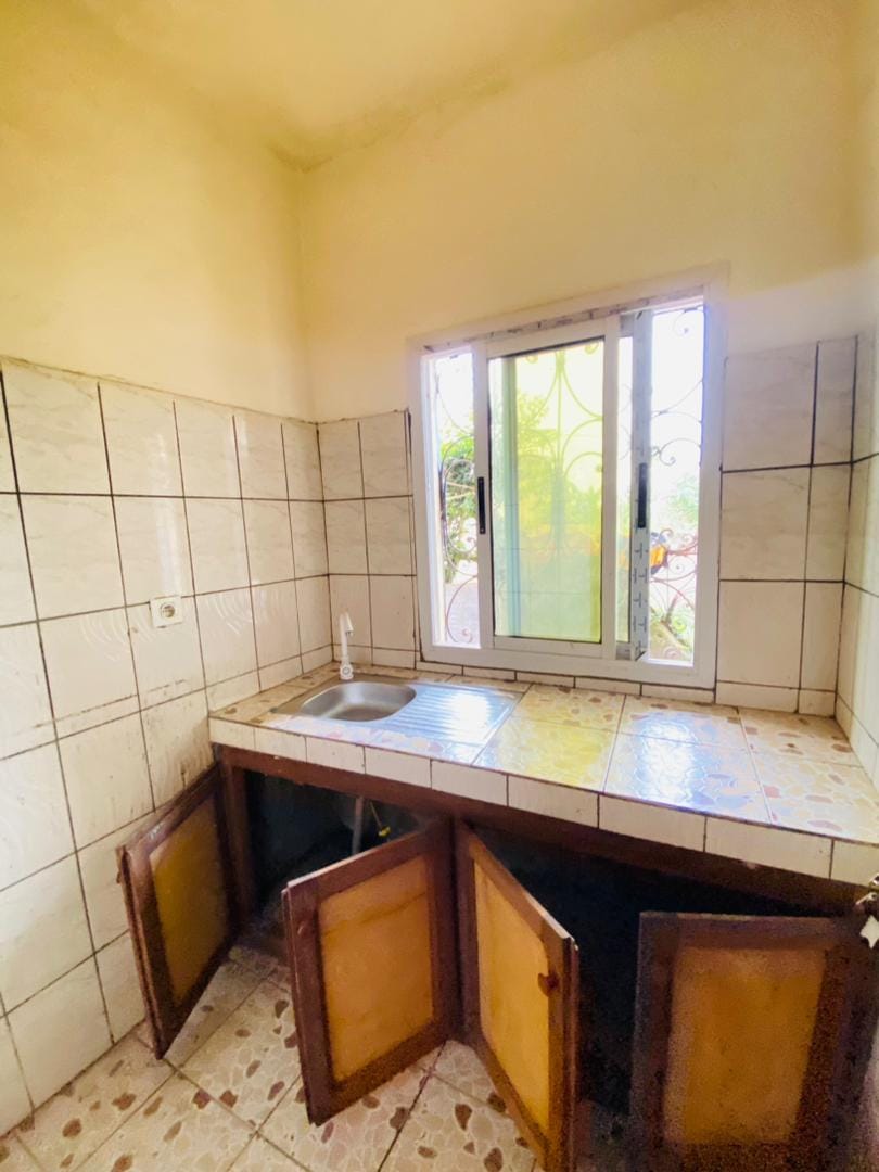 Studio propre avec forage à Olembe Moto 150f